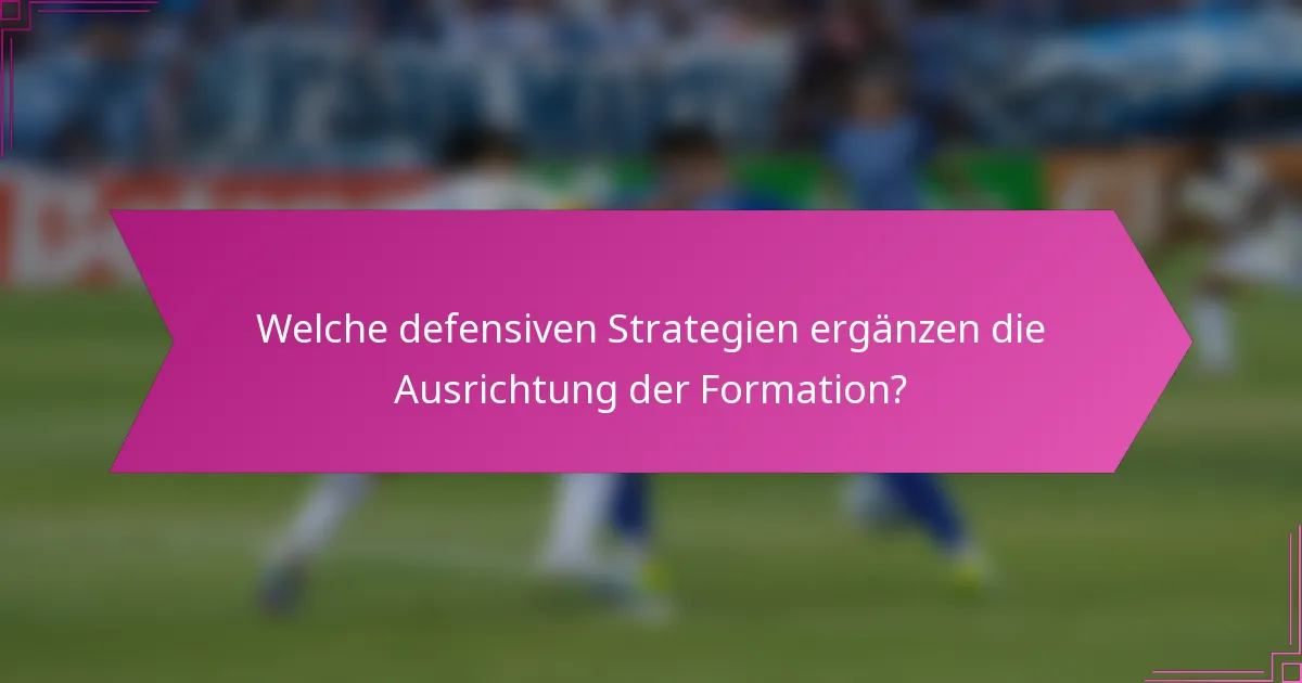 Welche defensiven Strategien ergänzen die Ausrichtung der Formation?
